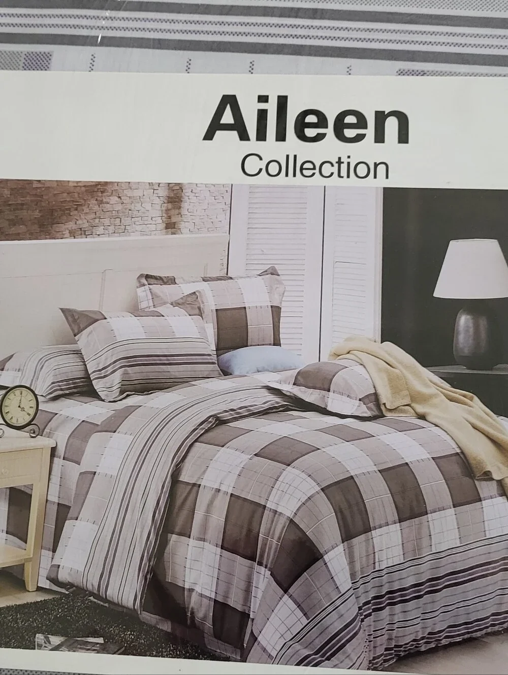 NWT 4 Piece Duvet Set With Decorative Pillow